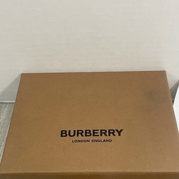 Authentic BURBERRY 2 leather compact wallets with cards, duster and certificate - Picture 3 of 14